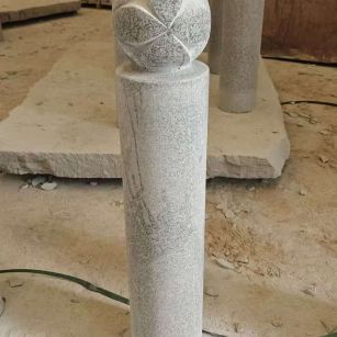 许昌 芝麻白花岗岩石材挡车石柱、停车柱、圆柱挡车柱、方柱挡车柱等