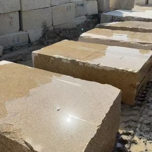 许昌 黄金麻方料堆场洗料分选中，原材料充足