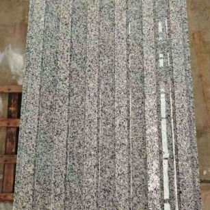 许昌 芝麻白花岗岩荔枝面雕刻盲道，盲条