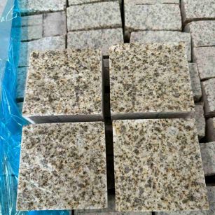 许昌 黄金麻花岗岩自然面小方块，弹石，马蹄石等