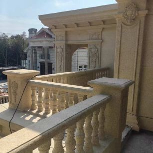 许昌 黄金麻别墅外墙干挂雕花配合阳台栏杆花瓶柱