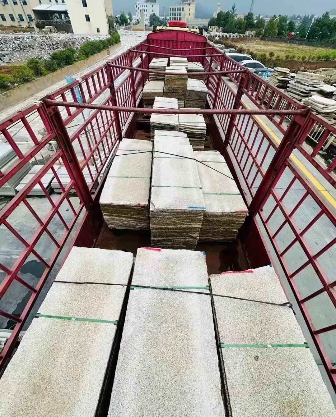 许昌 黄金麻花岗岩荔枝面，光面毛板装车完成