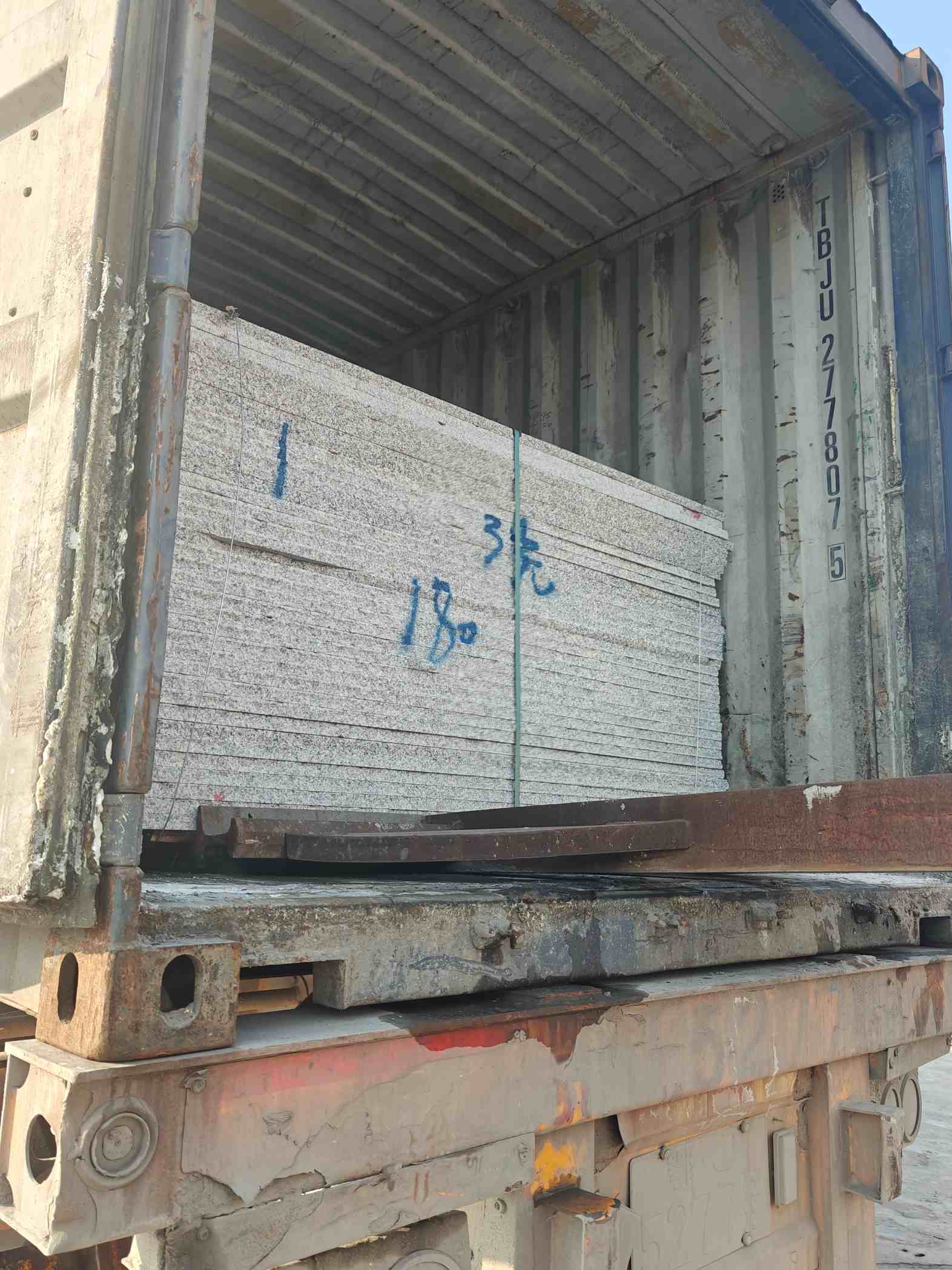 许昌 芝麻白花岗岩石材3.0公分光面毛板装柜出货