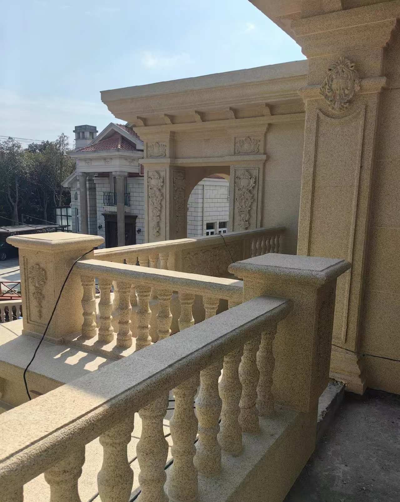 许昌 黄金麻别墅外墙干挂雕花配合阳台栏杆花瓶柱