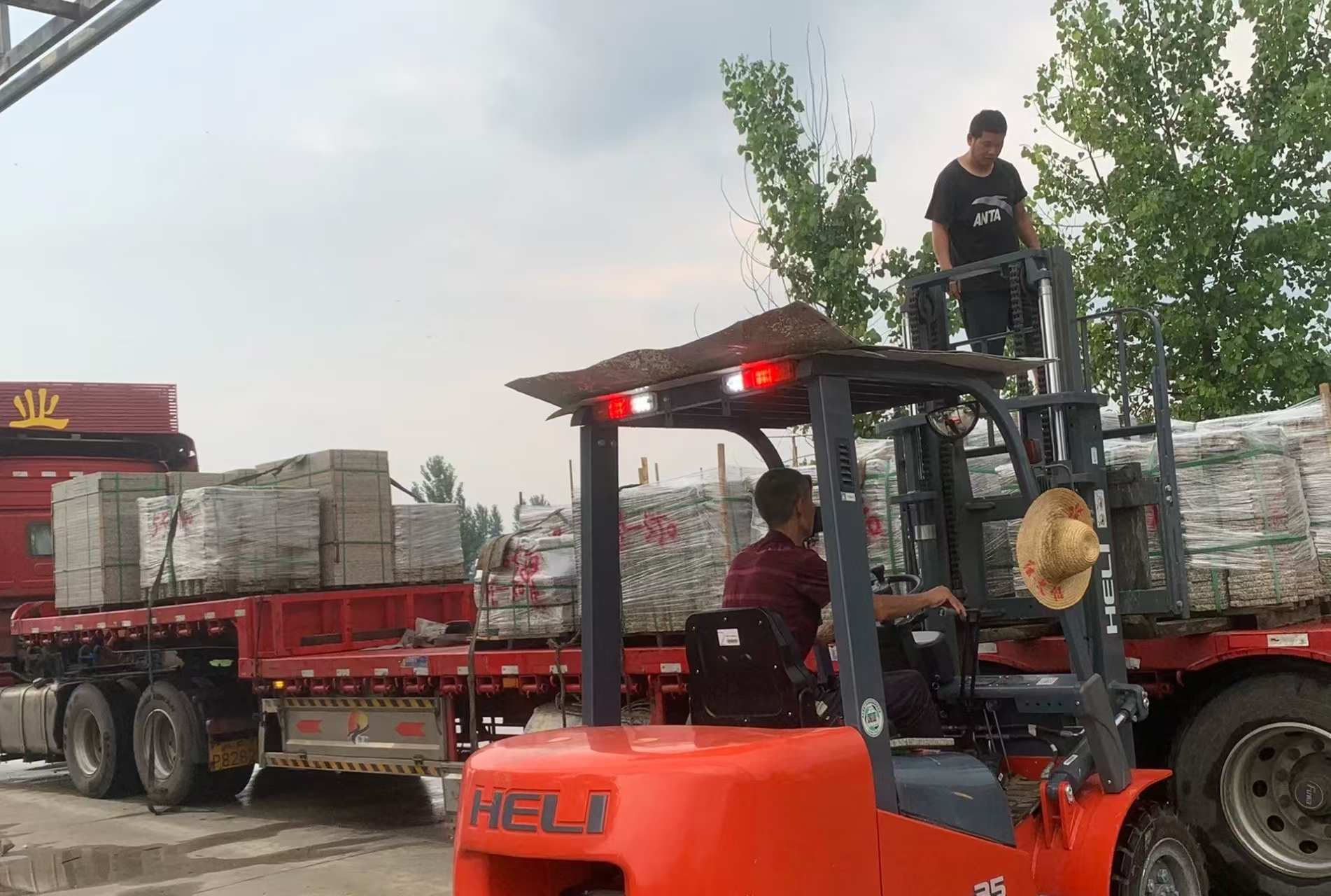 许昌 黄金麻冰裂纹，地铺石装车