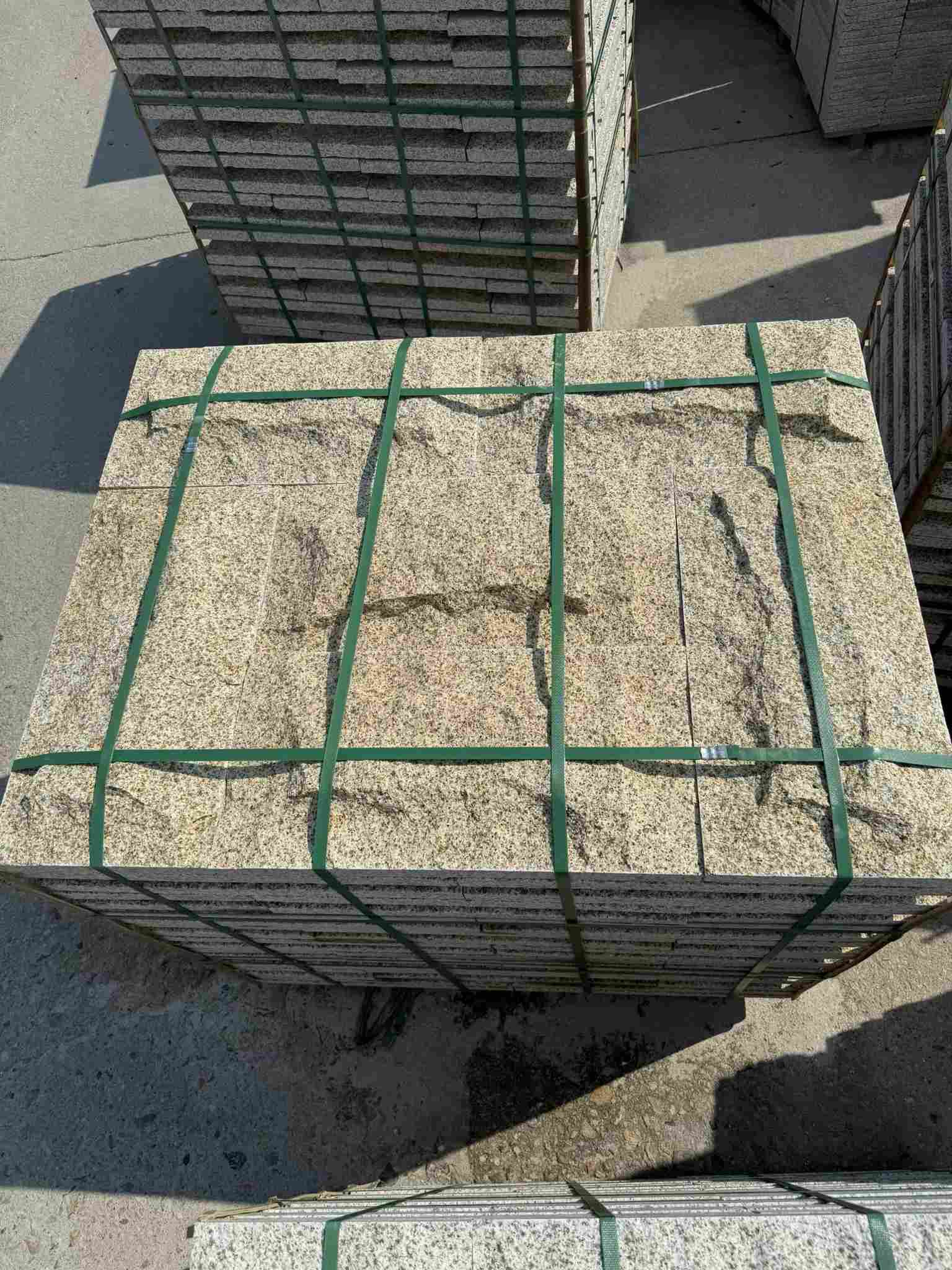 许昌 黄金麻花岗岩石材自然面蘑菇石成品