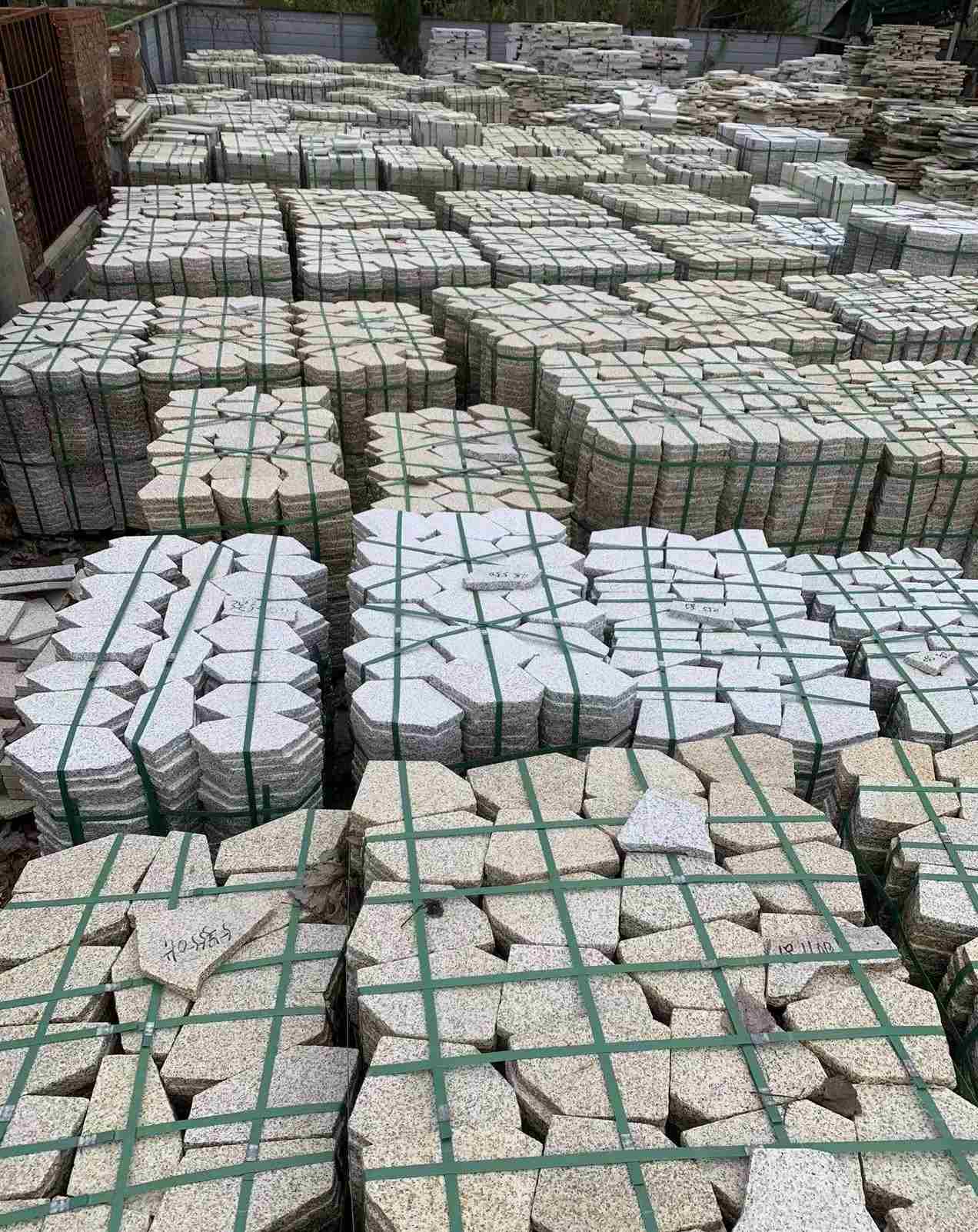 许昌 黄金麻白麻花岗岩荔枝面地铺石(冰裂纹)