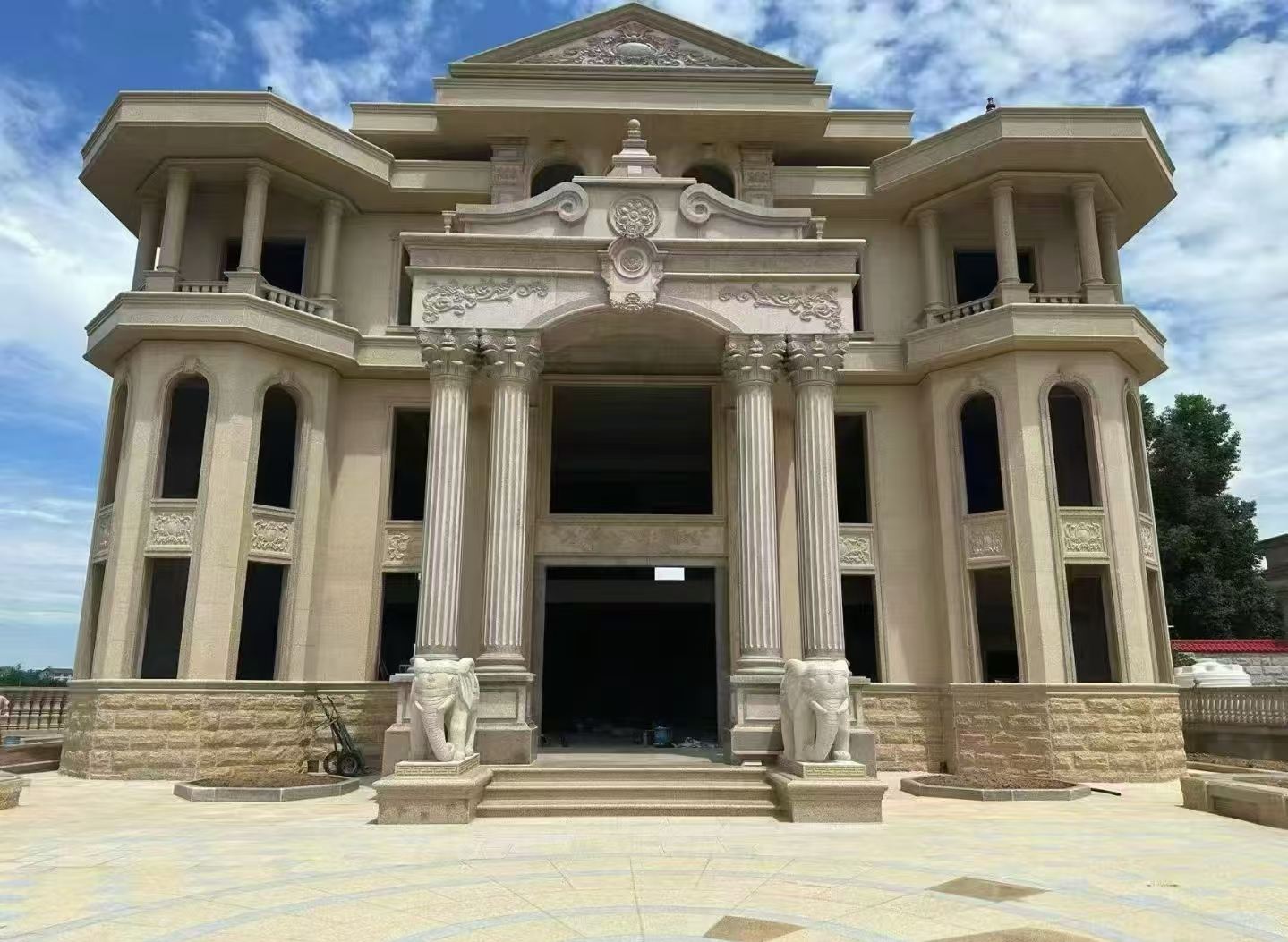 许昌 黄金麻别墅外墙干挂，大柱，大象，蘑菇石，雕花板