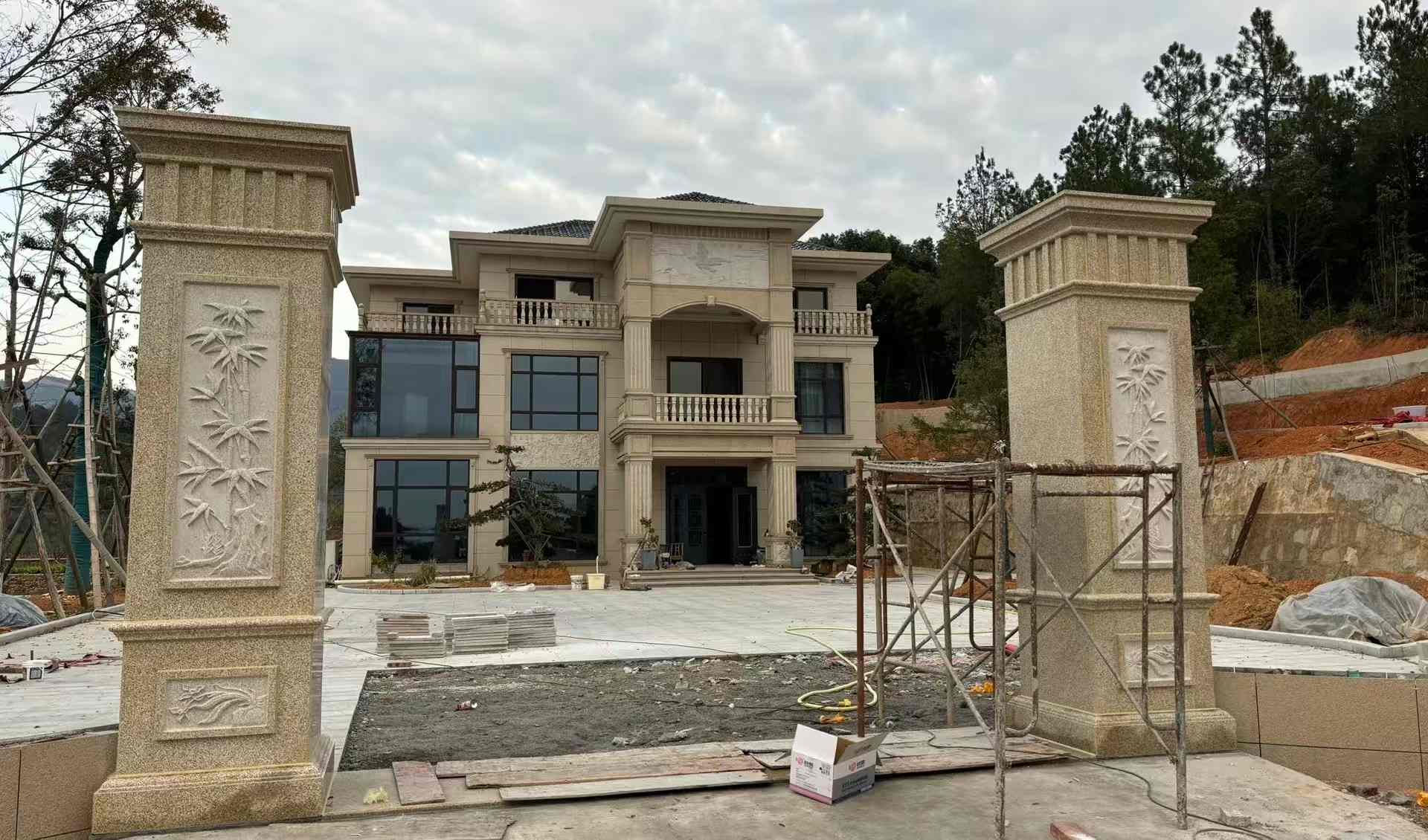 许昌 黄金麻花岗岩别墅雕花外墙干挂配上门口雕花罗马柱