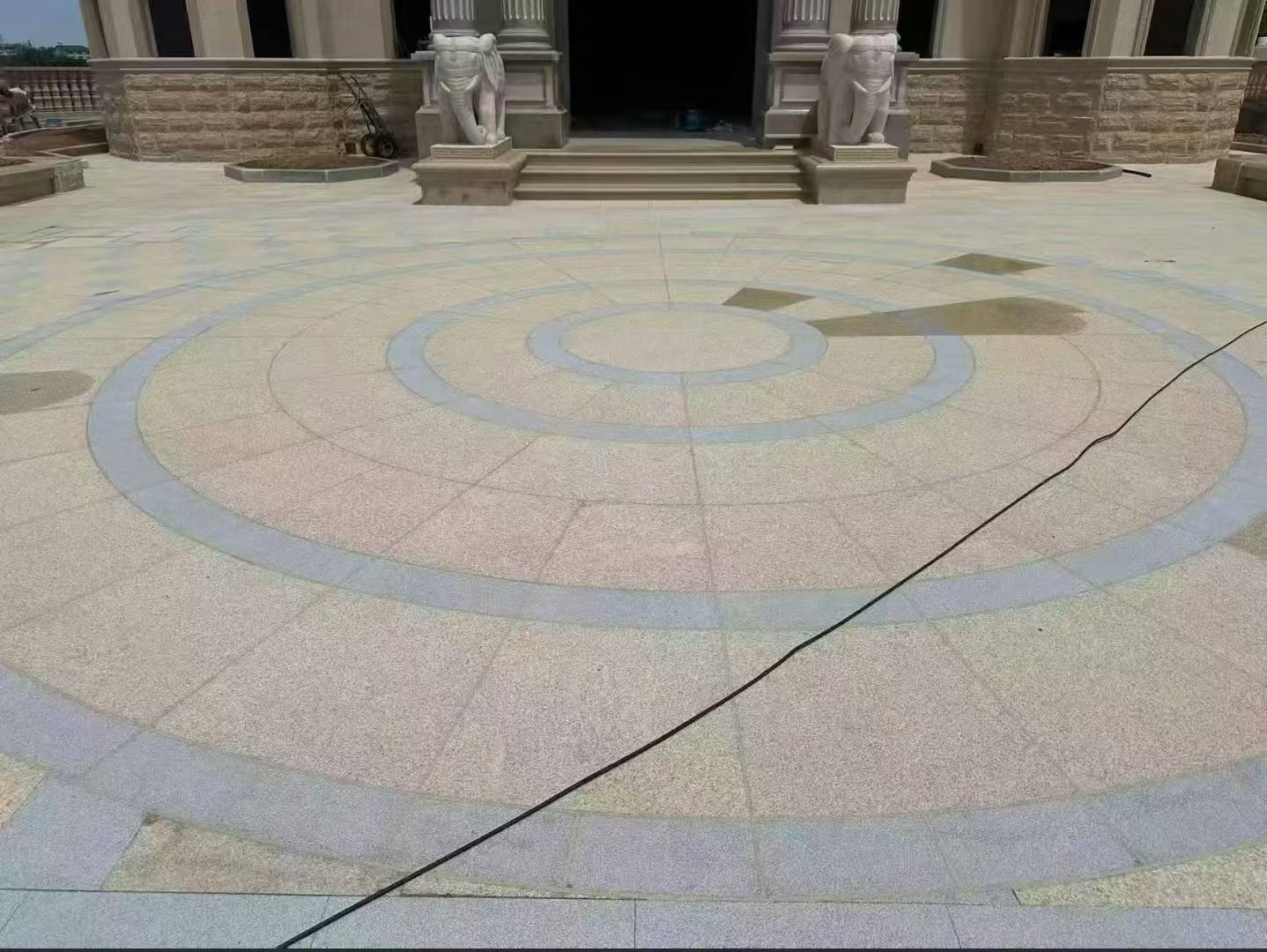 许昌 黄金麻芝麻灰花岗岩石材地铺拼接效果