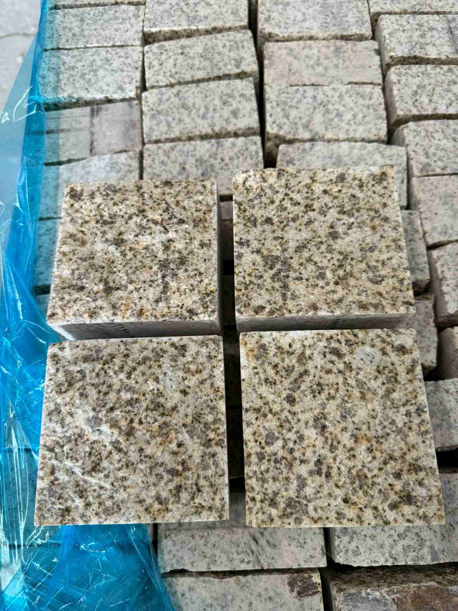 许昌 黄金麻花岗岩自然面小方块，弹石，马蹄石等