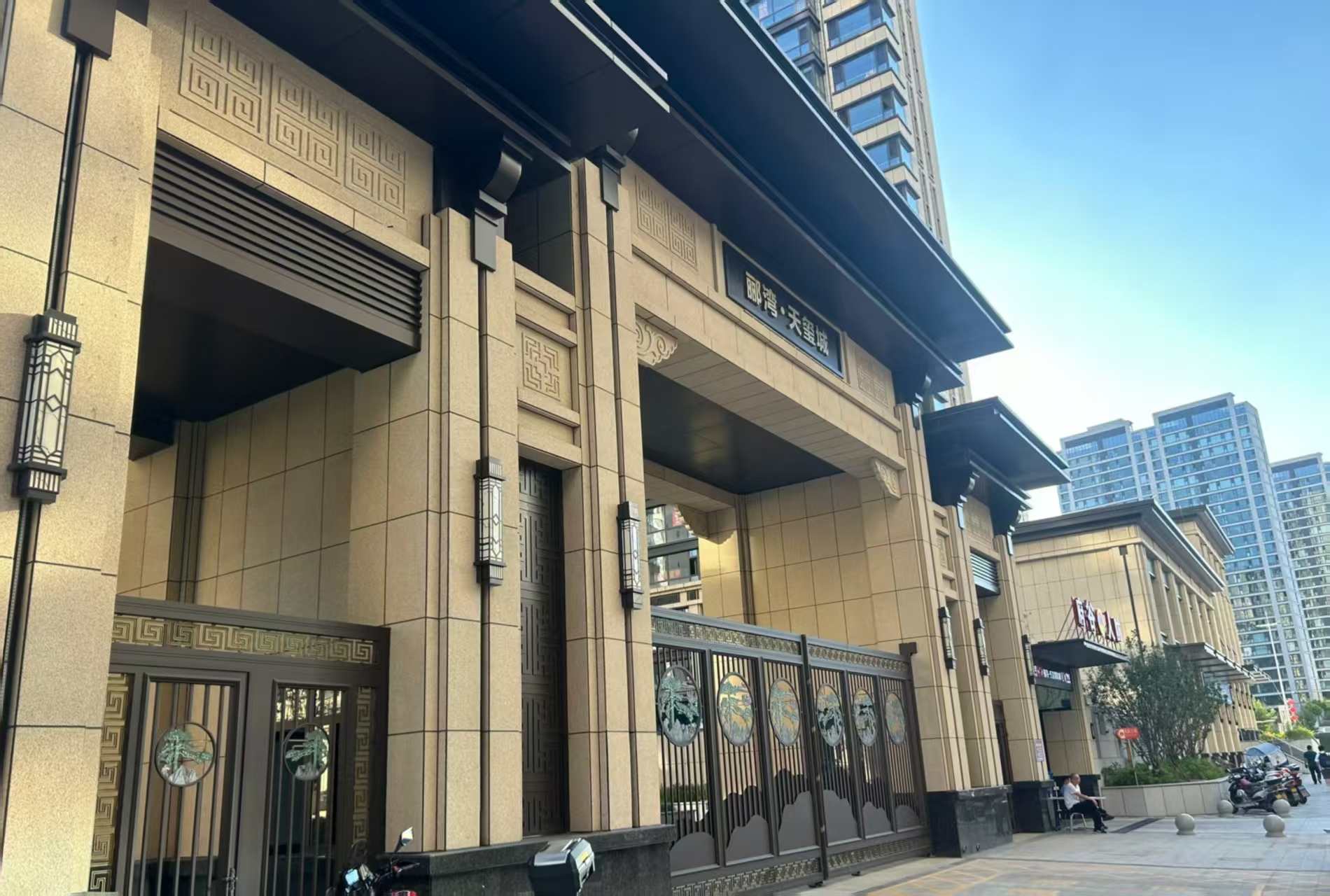 许昌 黄金麻花岗岩荔枝面小区门楼外墙干挂