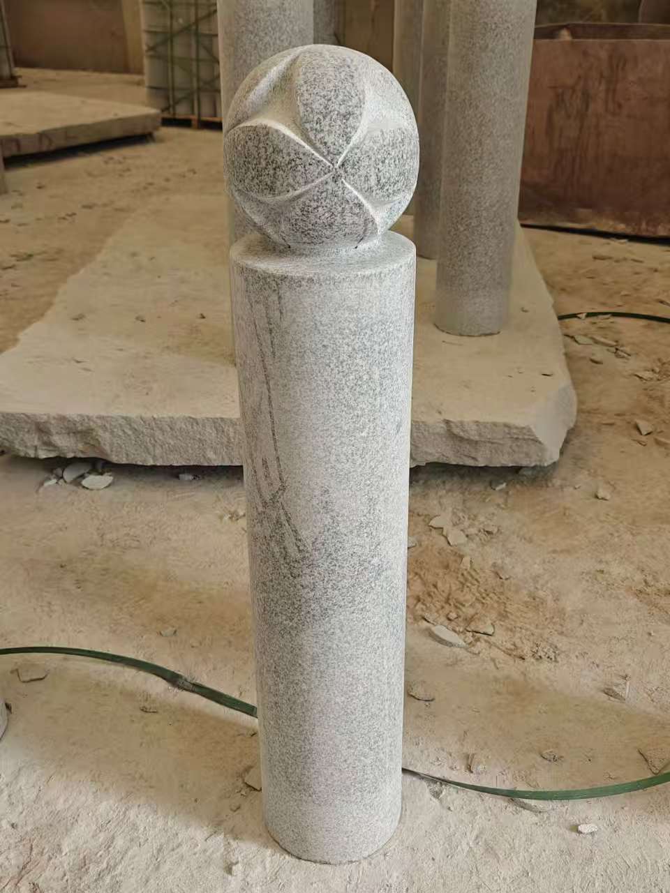 许昌 芝麻白花岗岩石材挡车石柱、停车柱、圆柱挡车柱、方柱挡车柱等