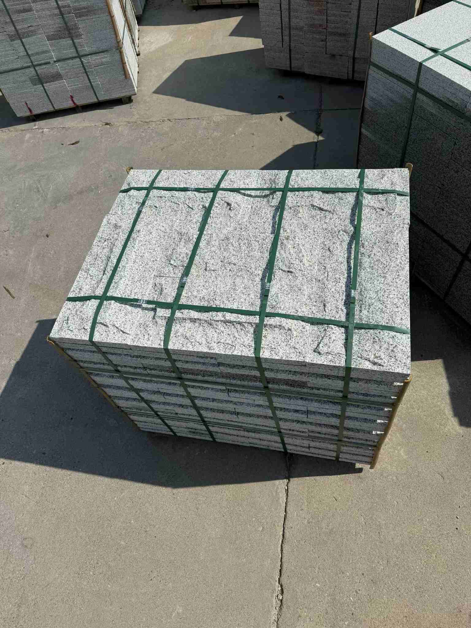 许昌 白麻花岗岩石材自然面蘑菇石成品