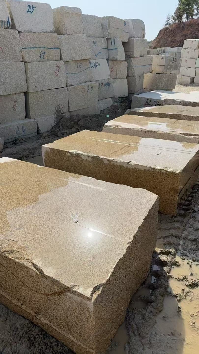 许昌 黄金麻方料堆场洗料分选中，原材料充足