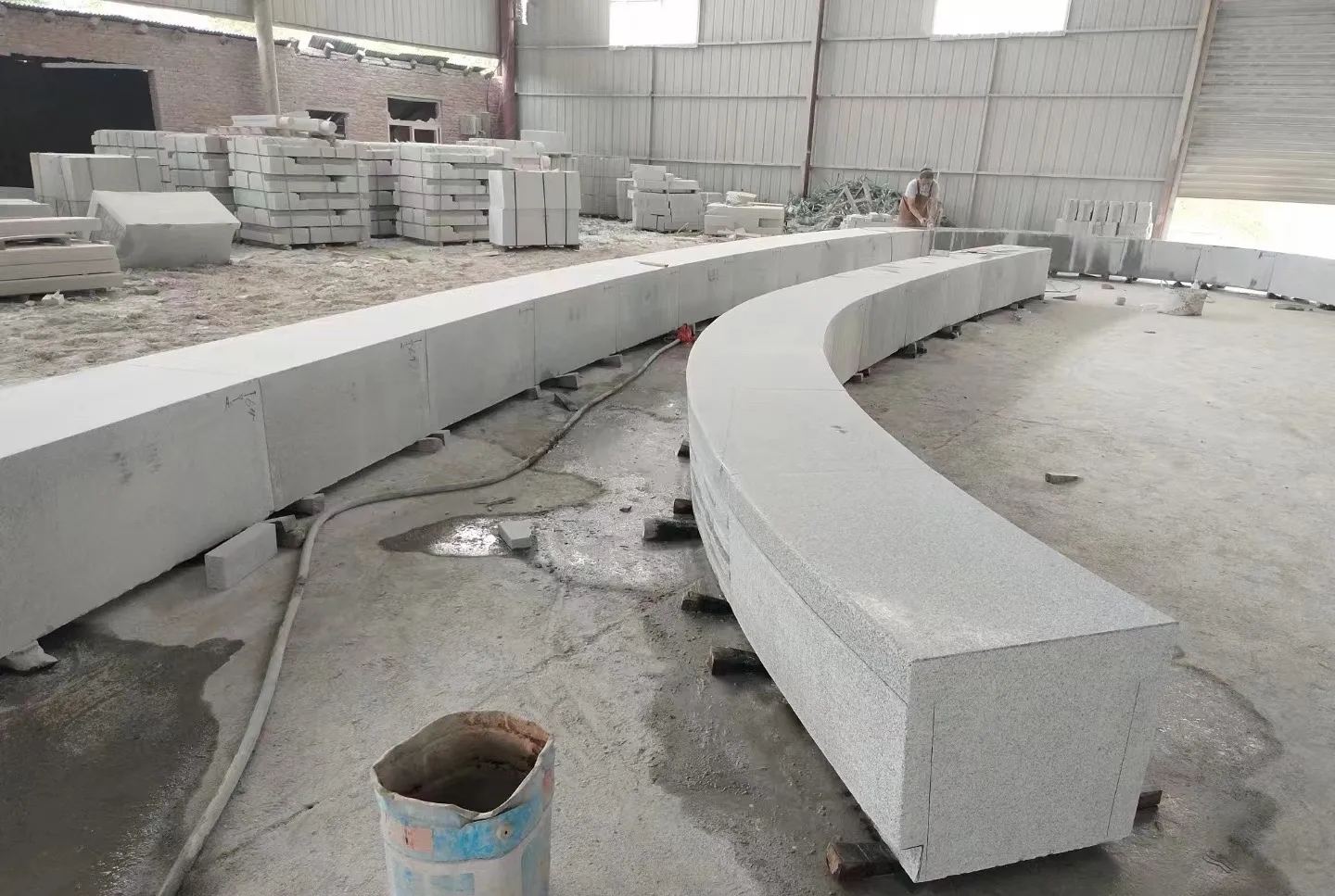 许昌芝麻白花岗岩石板材 园林光面弧形坐凳