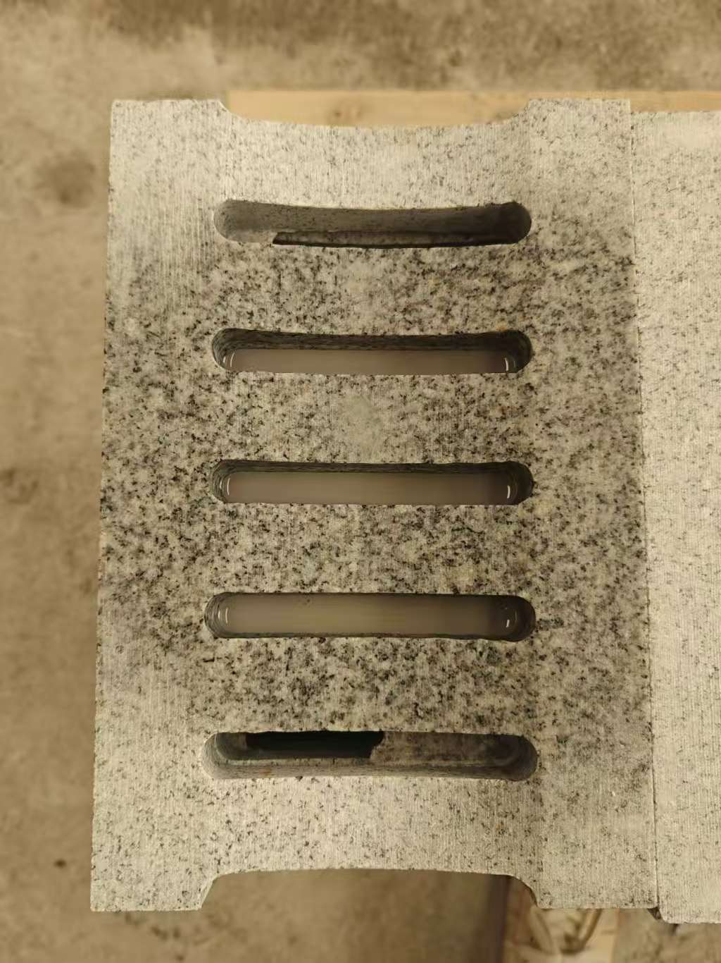 许昌 芝麻白拉丝面花岗岩U型开槽排水槽