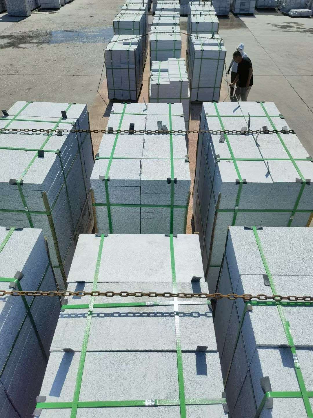 许昌 芝麻白花岗岩5公分地铺石 花岗岩厂家工厂装车日常